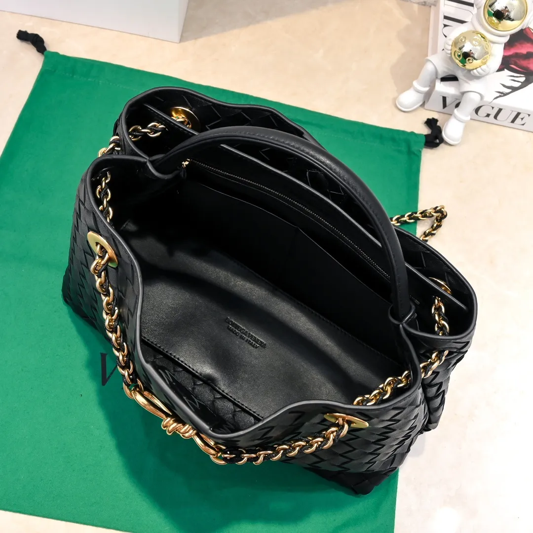 Batch 2460 BOTTEGA VENETA 2024 spring and summer new small ANDIAMO chain bag is also available! 🔥🔥I believe many friends have been waiting for a long time. The metallic chain adds a touch of sophistication to the original softness and elegance of Andiamo. The collision of classic craftsmanship and elegance creates a different kind of beauty. Style number: 6009 Size: 32*24*12cm